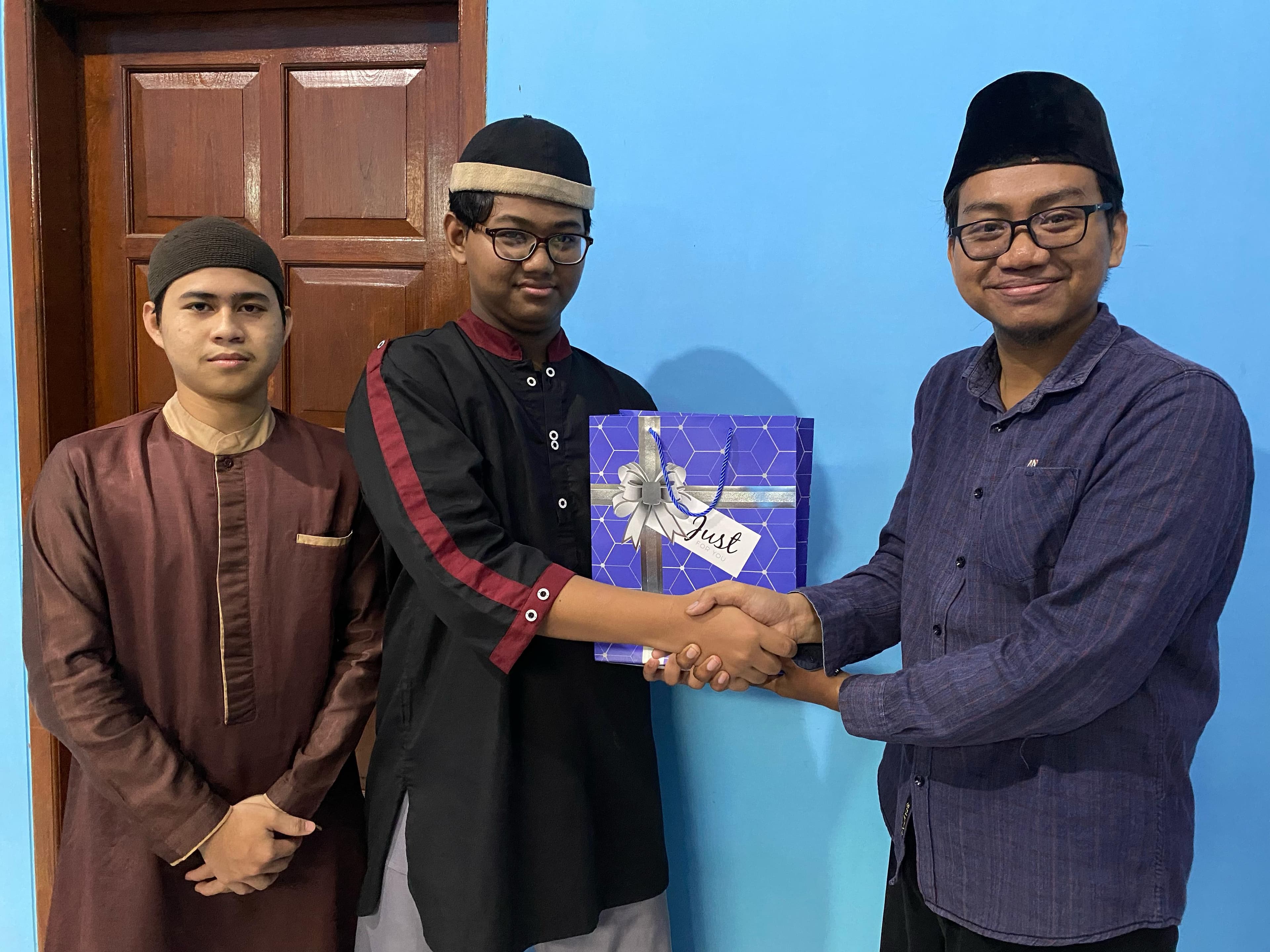 Foto Penyerahan Hadiah